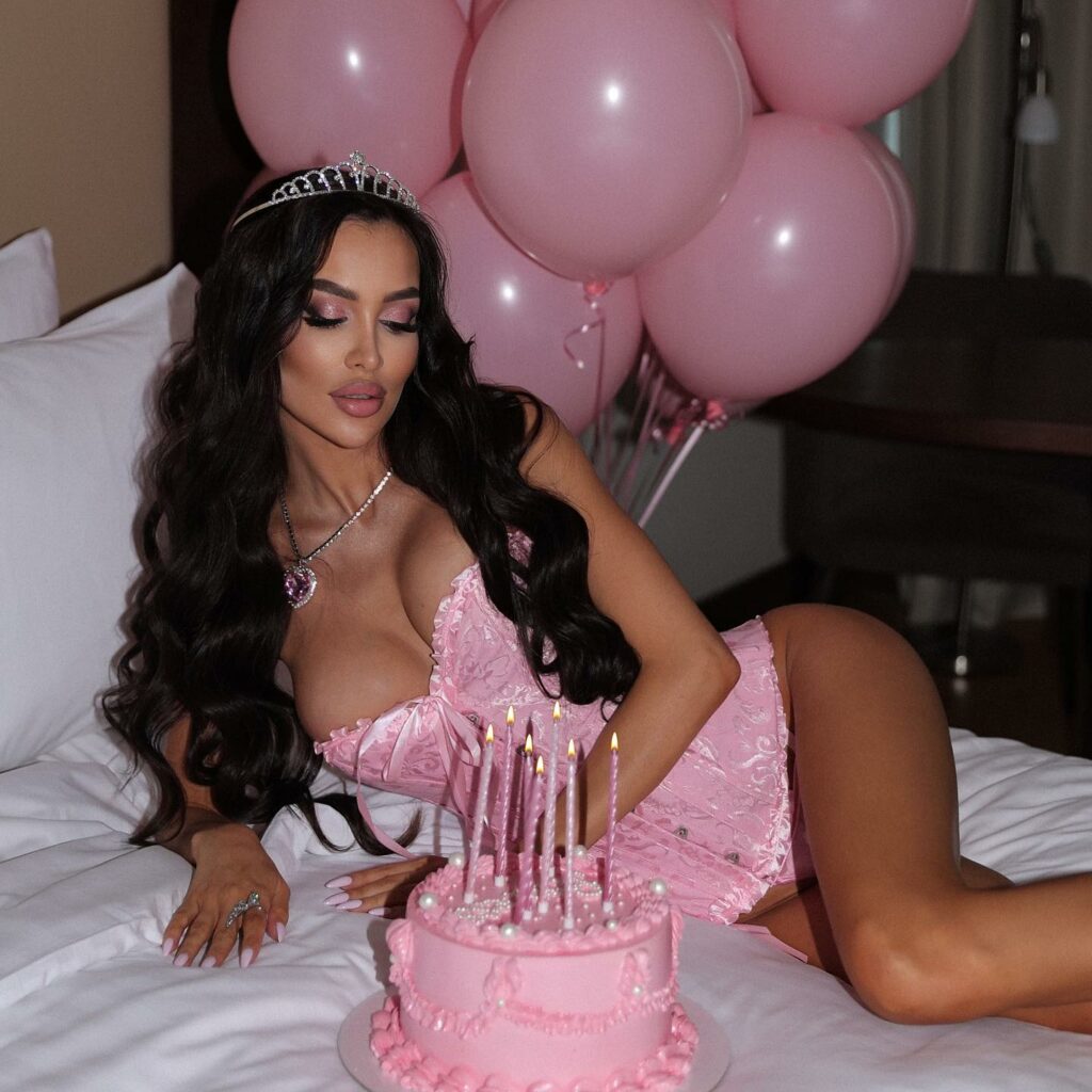 katy_golden_1689949207_3151844850777138781_417975110