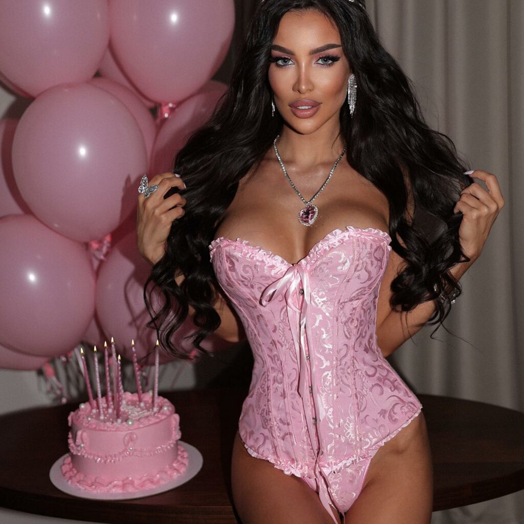 katy_golden_1689949207_3151844850944780388_417975110