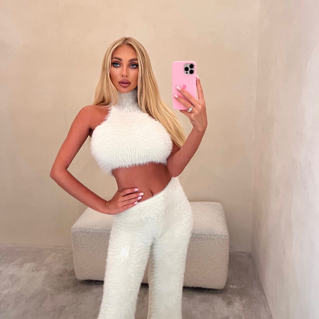 julia_nowakowska_official_1699957632_3235801611507593101_376751226